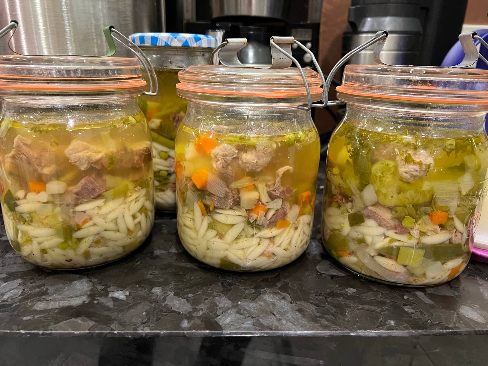 Hühnersuppe einkochen